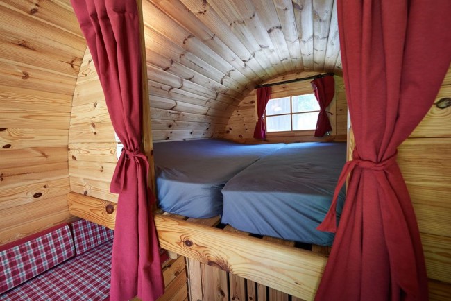 Schlaf-Fass mit Doppelbett