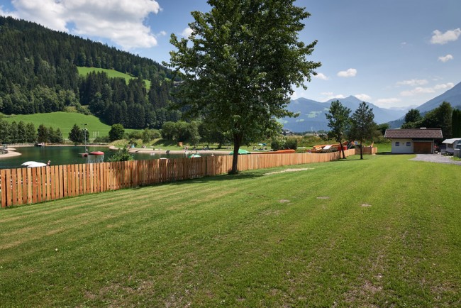 Liegewiese am Badesee in Eben